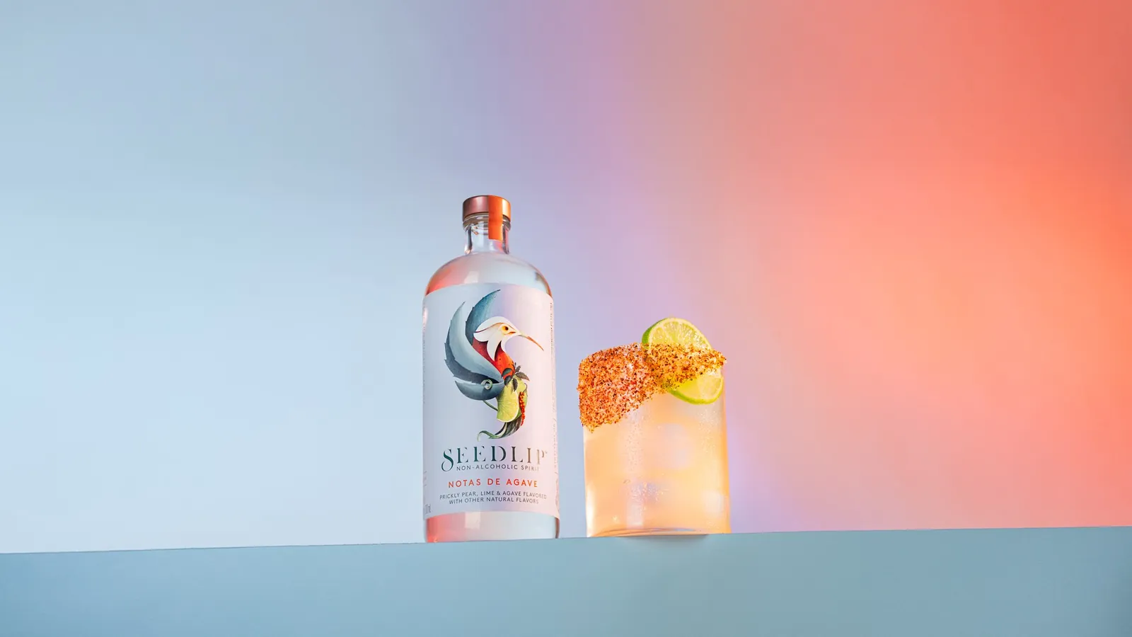 Bouteille de Seedlip Notas de Agave et un cocktail margarita avec un rebord épicé