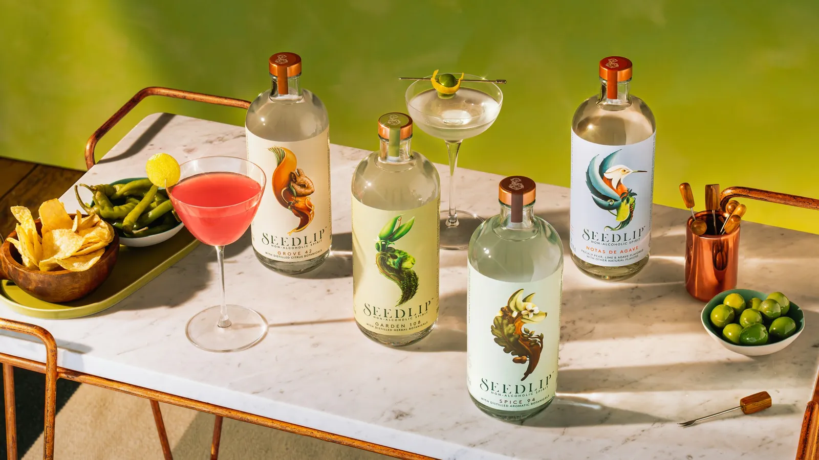 Bouteilles de Seedlip sur une table avec des cocktails